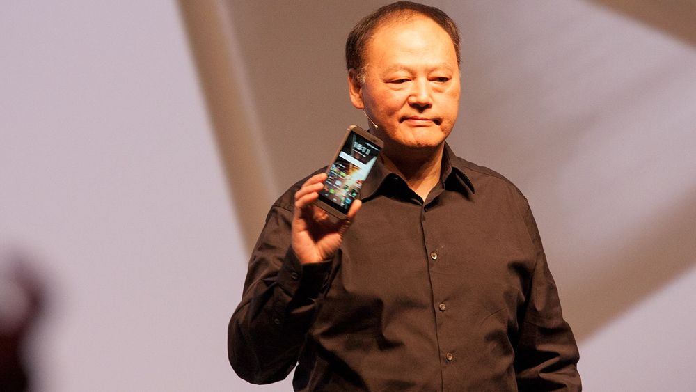HTCs Peter Chou viste frem den nye One M9. 