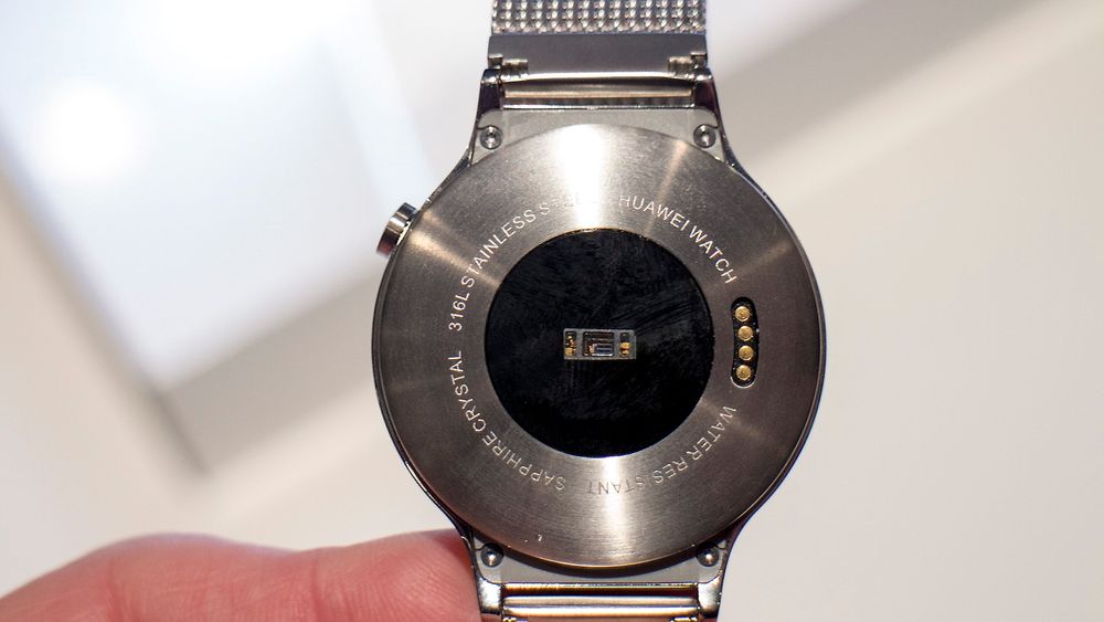 Huawei Watch: baksiden ser ut som hvilken som helst mekanisk klokke, men denne røper seg med en pulssensor i  midten 