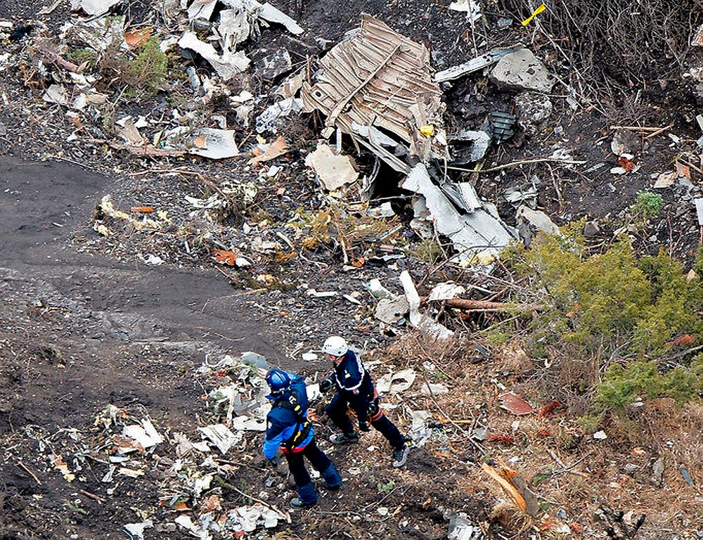 Biter fra det forulykkede Germanwings-flyet ligger strødd i fjellområdet i alpene. De første dataene fra taleregistratoren kan tyde på at pilotene var helt eller delvis bevisstløse. 