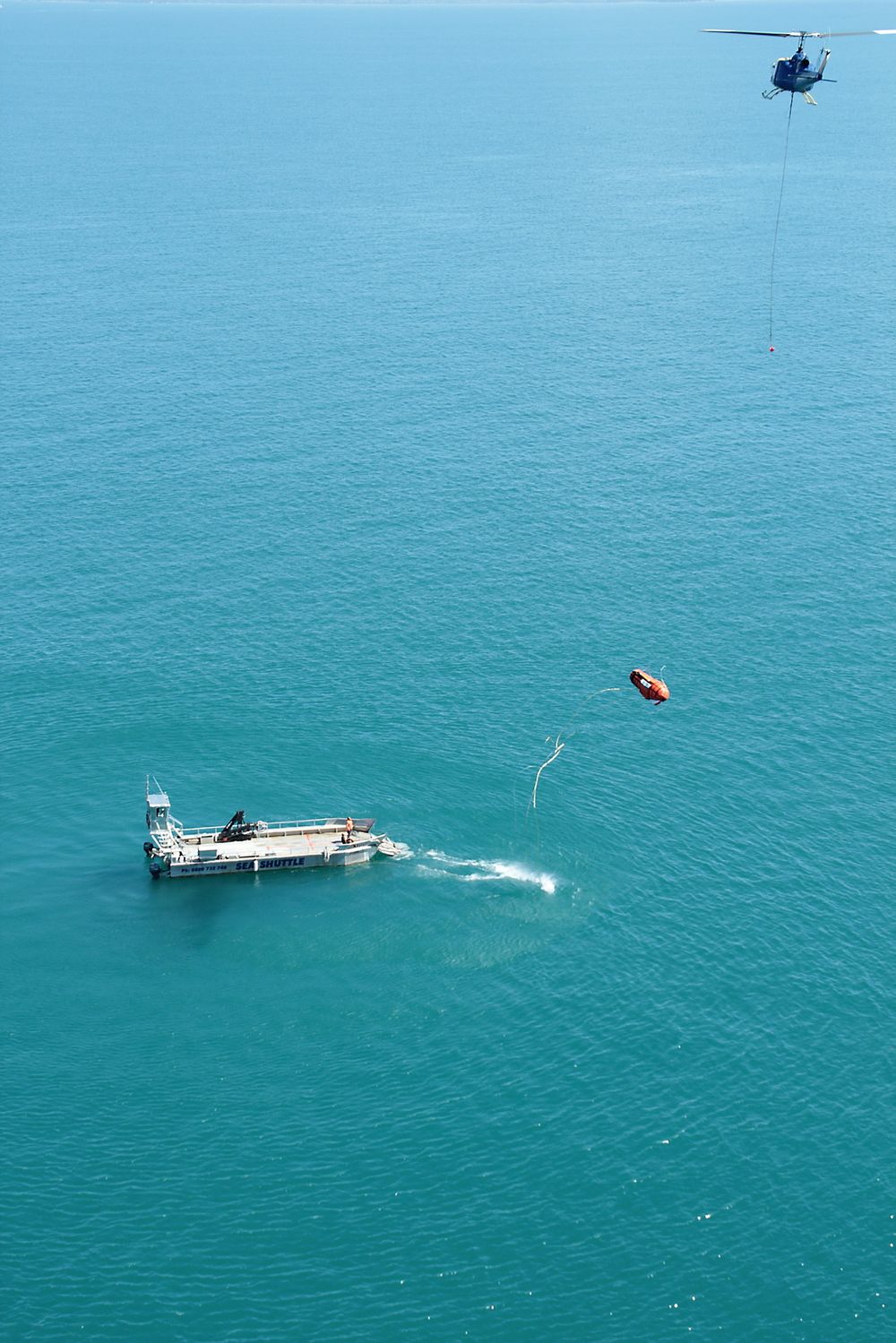 Kjettinglassoen er plassert og helikopteret kan slippe resten av utstyret i sjøen. 