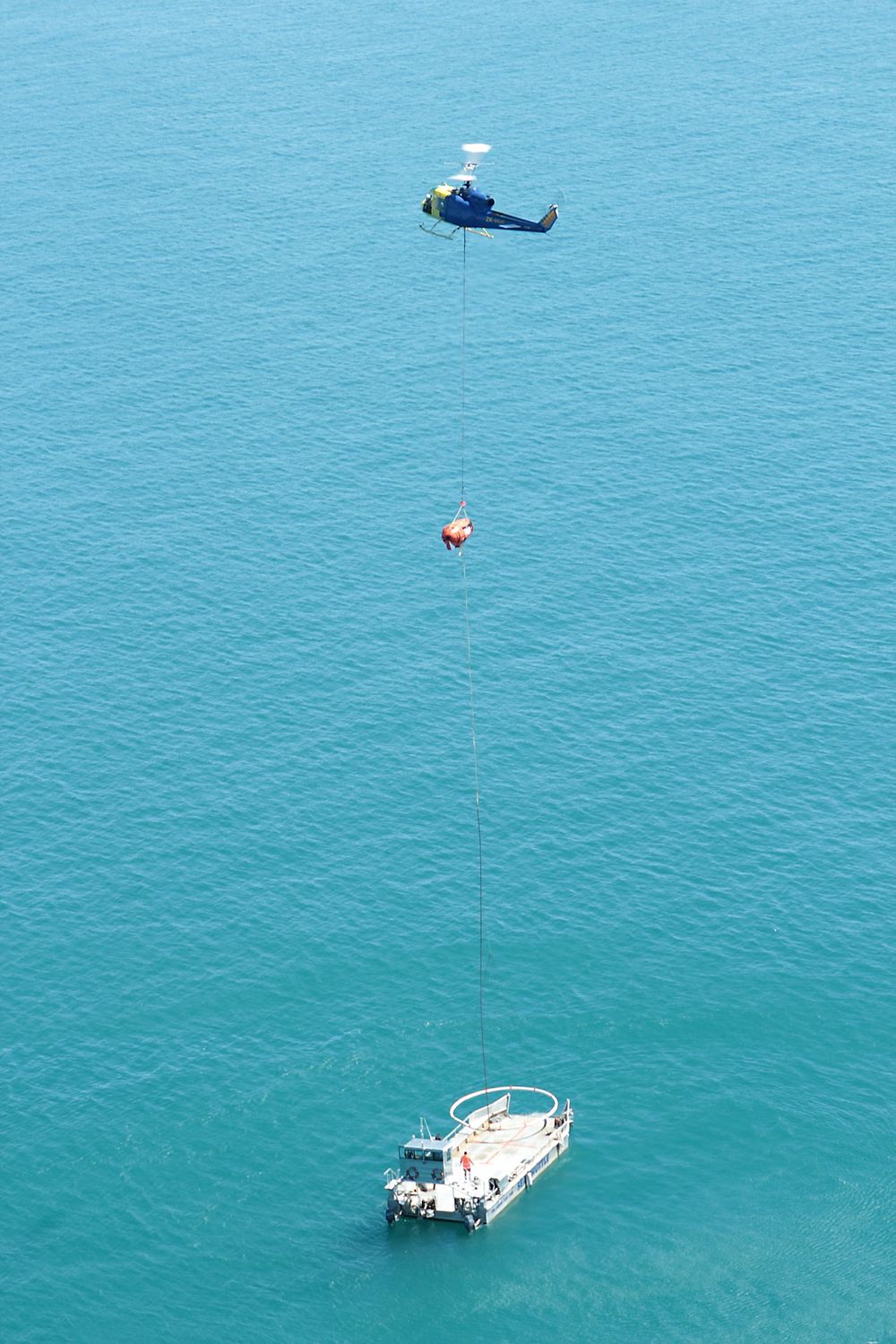 En liten ferge spiller rollen som havarist. Piloten styrer lassoen over «ankerspillet». 