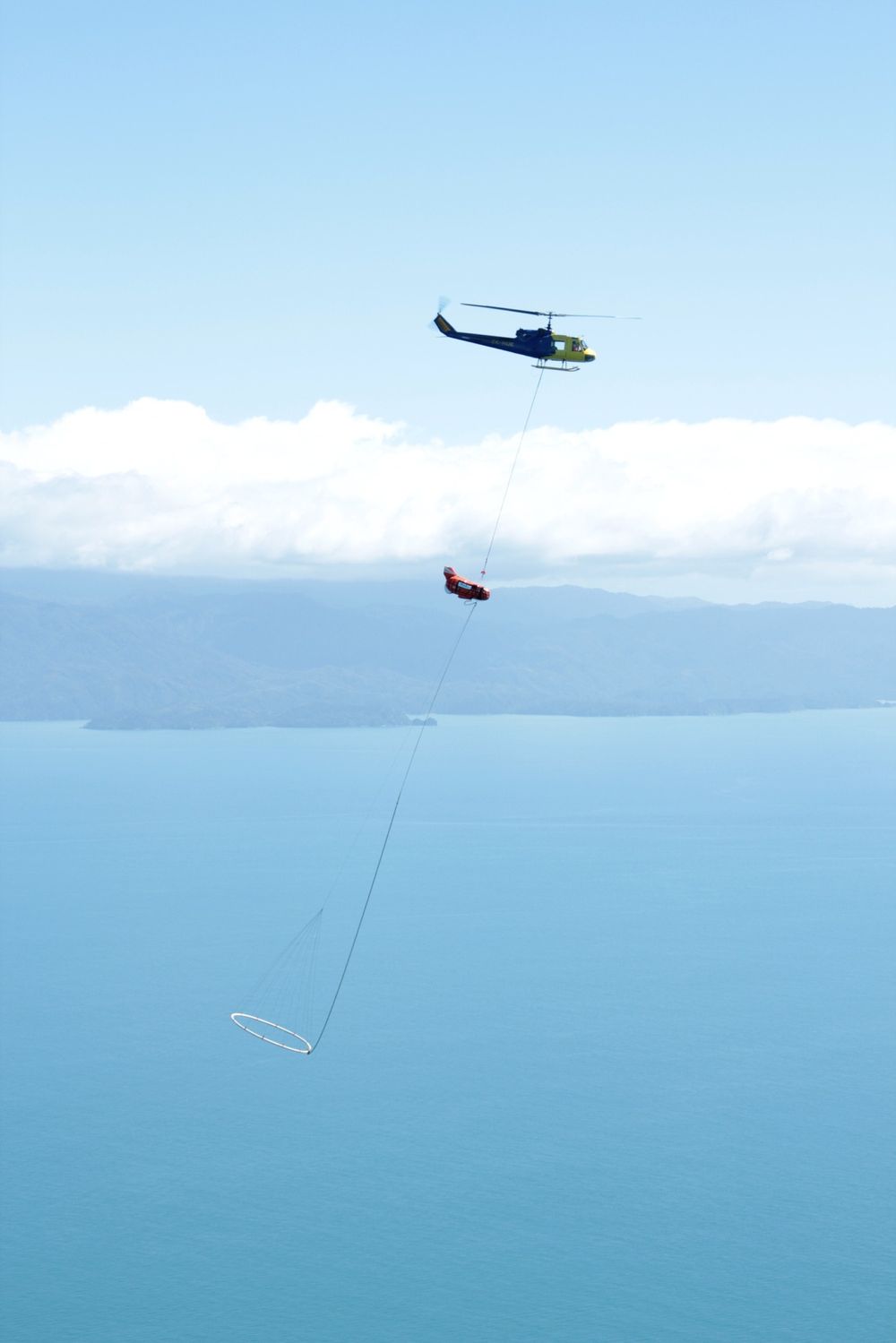 Utforming og plassering av finnene på bagen med bøye, drivanker og tauekoblingen er utprøvet for å hindre spinning. 