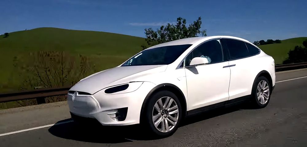 Slik ser en delvis kamuflert Tesla Model X ut i fri dressur på veien i California. 