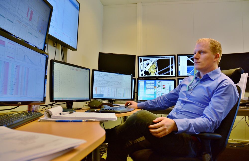 Ørjan Marvik følger med på boringen av en brønn på Statfjord C fra kontoret til Sekal i Sandnes. På skjermene foran seg får han sanntidsdata fra prosessen, som softwareteknologien til selskapet bruker til å lage en autopilot for boringen. 