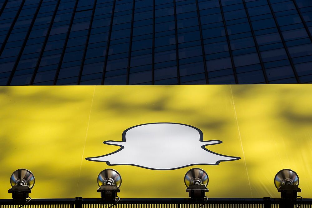 Logoen til Snapchat vises på Times Square i New York. Mobilapplikasjonen har hatt enorm vekst siden starten. 