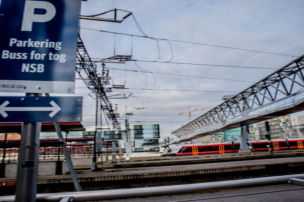 Dette arkivbildet viser togtrafikken på Oslo sentralstasjon. Regjeringen skal ha lagt frem forslag om å avvikle dagens NSB. 