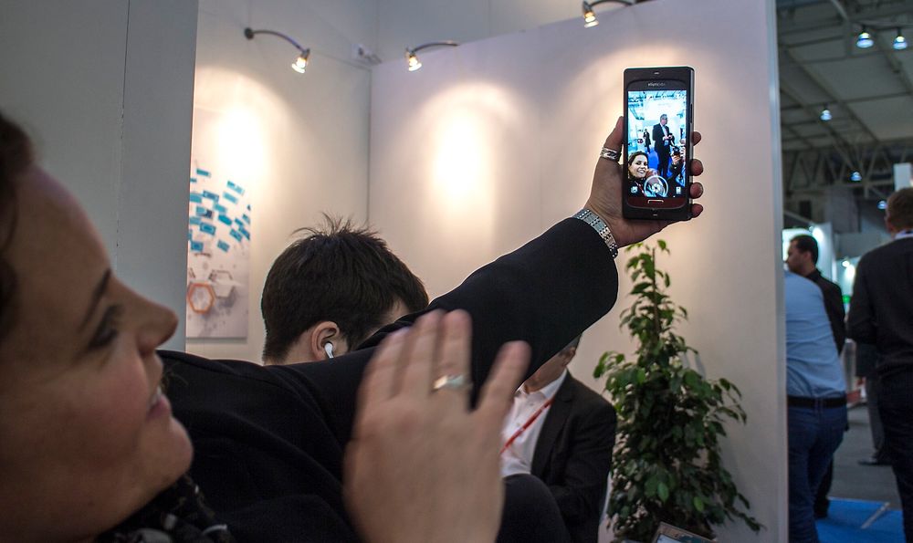 Tar en selfie: adm. dire. i Elliptic Labs, Laila Danielsen demonstrerer hvor enkelt det er å ta en selfie med en liten håndbevegelse. I deler av Asia er 90 prosent av alle bilden de tar selvportretter.  