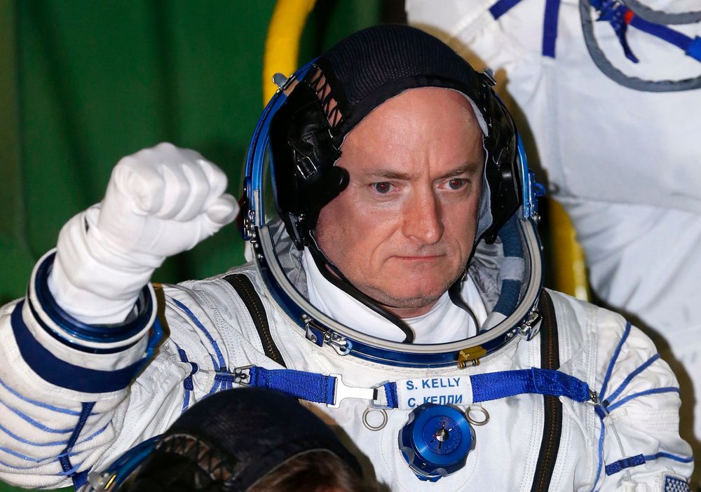 Den 51 år gamle amerikanske astronauten Scott Kelly og hans tre år eldre russiske kosmonautkollega Mikhail Kornijenko skal tilbringe de neste 342 dagene om bord på romstasjonen. 