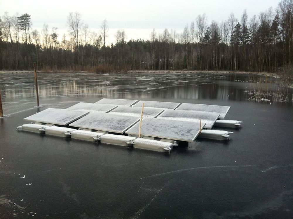 Frosset. Sveriges første flytende solcelleanlegg består av ni sammenkoblede flyteblokker, hver med en solcellemodul på 255 watt.