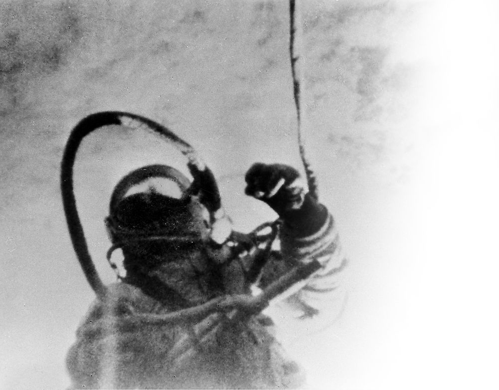 50 år siden dramaet: Den russiske kosmonauten Aleksej Leonov ble den første romfareren i historien som tok seg en «luftetur» utenfor fartøyet den 18. mars 1965. Til tross for at det meste gikk galt, reddet han livet. Men hele det sovjetiske romprogrammet ble forsinket, og USA fikk et forsprang. Foto: APN