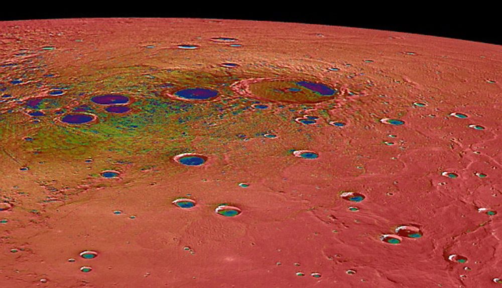 Nye bilder fra Merkur, planeten som er nærmest sola, viser at permanent skygge gjør det mulig for is å overleve i store kratre. Dette til tross for at dagtemperaturene kommer opp i 430 plussgrader. 