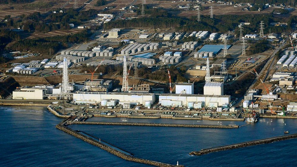 Danske forskere har vist hvordan man kan binde radioaktivt stoff i jorda. Bildet viser det ødelagte atomkraftverket Fukushima i Japan. 