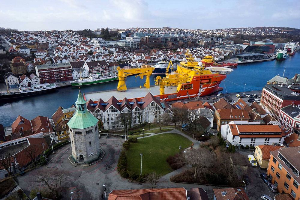 Skipet er med sine kraner på henholdsvis 400 tonn og 100 tonn godt egent til avanserte konstruksjonsarbeider. 