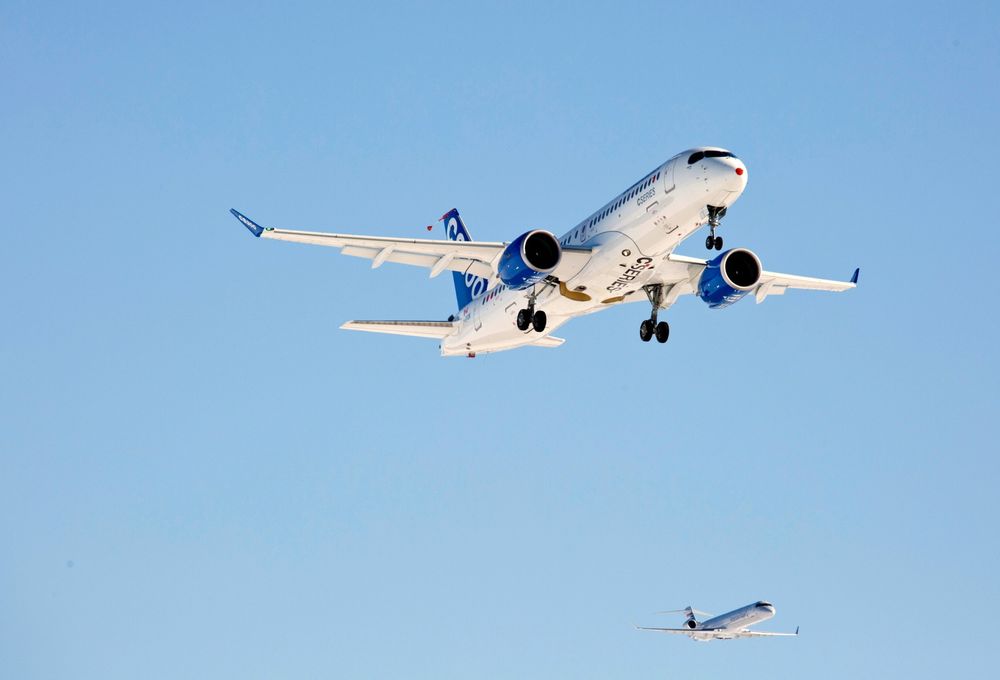 Her er Bombardier CS300 i lufta for første gang. Følgeflyet er et CRJ900. 