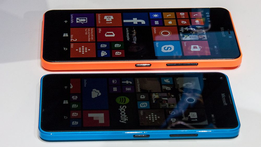 Kjøper du Lumia 640 XL (øverst) eller Lumia 640 får du med Microsoft Office 365 Personal i ett år. Det gir deg mulighet til å installere Office på PC-en og et nettbrett, og en terabyte skylagring i ett år. 