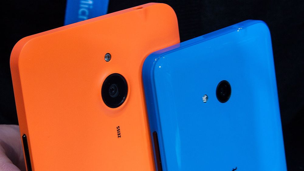 Microsoft Lumia 640 XL har 13 megapikslers kamera med Zeiss-optikk, mens den enklere Lumia 640 (i blått) har åtte megapikslers kamera. 