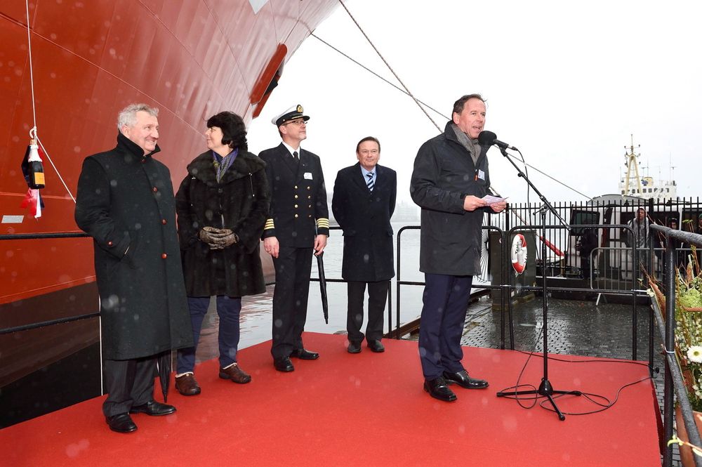 Dåpstale: Fra venstre: Thierry Pilenko (President, Technip), Patricia Pilenko (gudmor), Terje Kallevåg (Kaptein Viking Neptun), Jan Fredrik Meling (konsernsjef, Eidesvik), Ståle Rasmussen (konsernsjef, Kleven) 