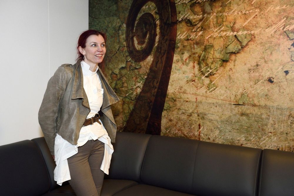 Janne Robberstadd fra Bømlo har hatt ansvaret for den kunstneriske utsmykkingen om bord på Viki ng Neptun. 