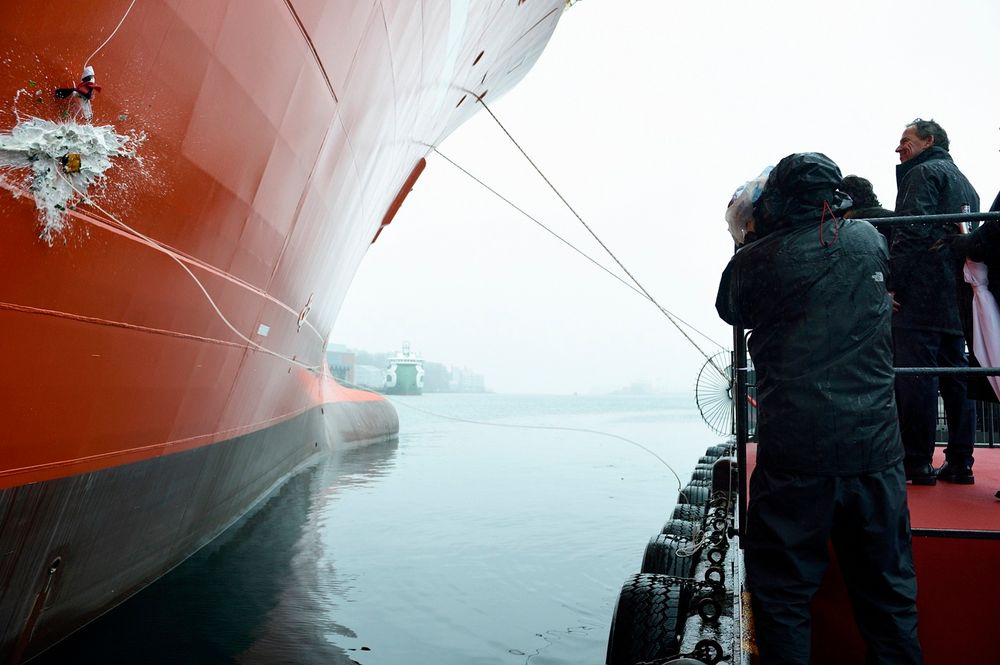 Viking Neptun døpes. Champagneflaska knuste ved første forsøk. 