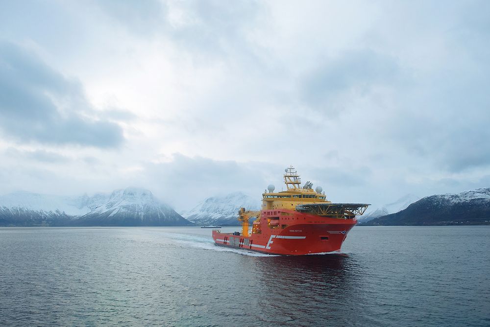 Sjøprøver med konstruksjonsfartøyet Viking Neptun på 13.500 dødvekttonn. Det går rett fra dåp til kontrakt med Technip.  