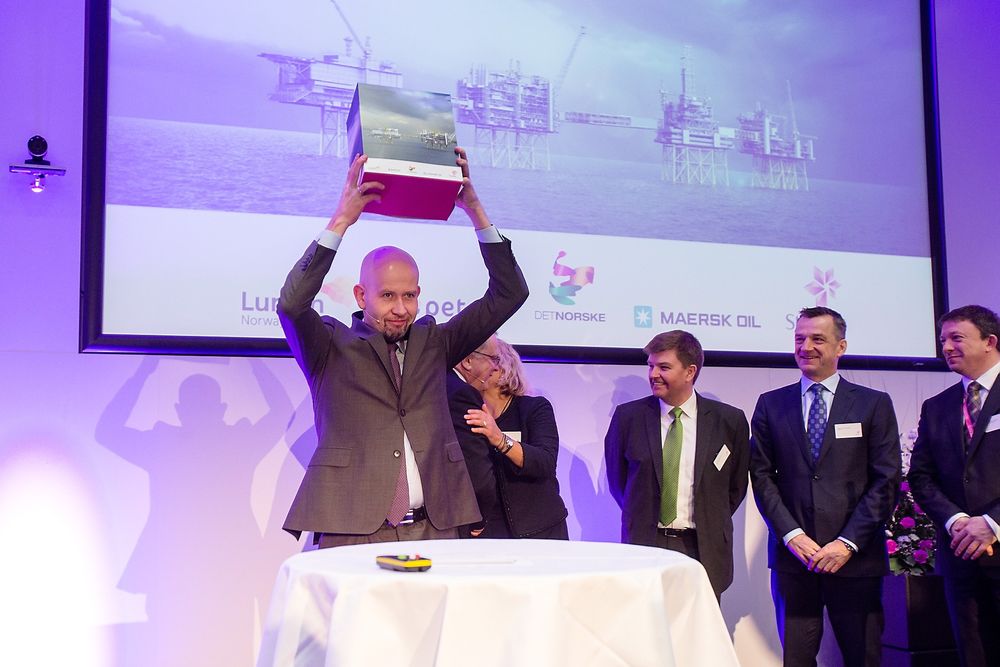 Fornøyd: Olje- og energiminister, Tord Lien, hevet Planen for utbygging og drift av Johan Sverdrup-feltet over hodet da han mottok den tidligere i år. 