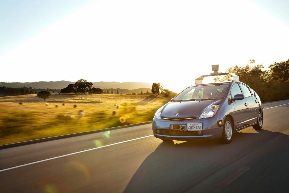 Dette bildet er fra 2009 da Google startet testing med selvkjørende biler på veiene i California med denne ombygde Toyota Prius-en. 