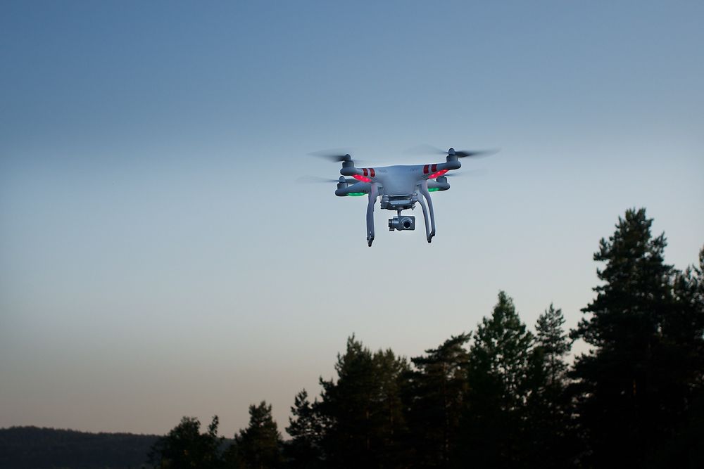 En helt ordinær drone utstyrt med en mobiltelefon kan brukes til å stjele data fra bedrifter, mener en sikkerhetsgruppe. 