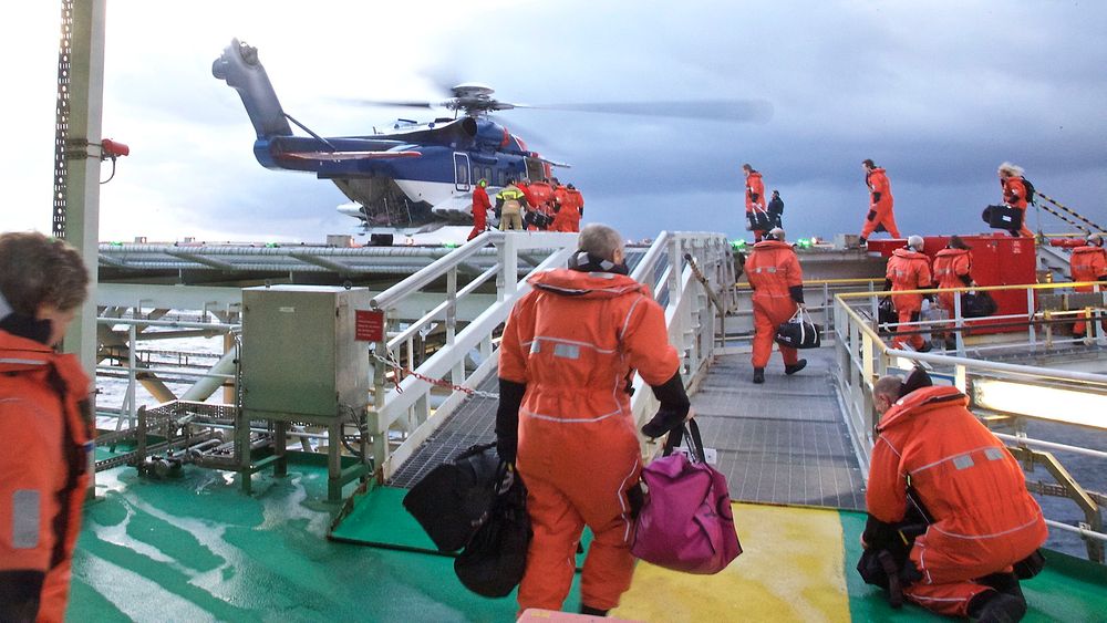 Tilbringertjenesten med helikoptre er en viktig del av norsk petroleumsindustri. Dette bildet er fra produksjonsskipet Åsgard A i Norskehavet.