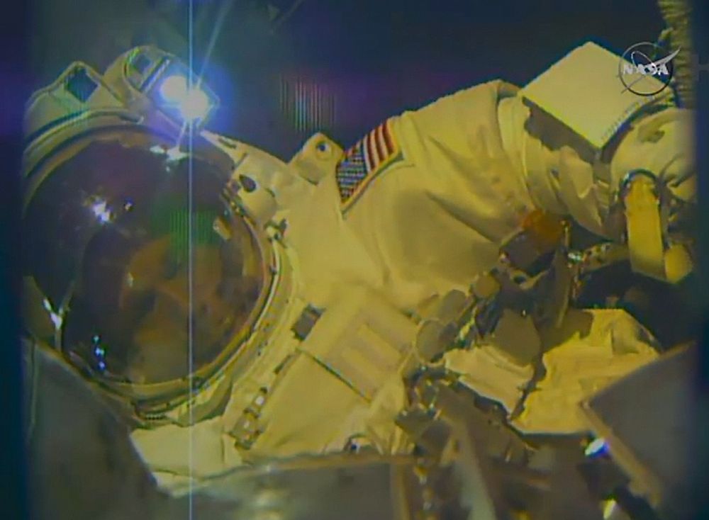 Her er astronaut Terry Virts på oppdrag utenfor romstasjonen den 25. februar. 