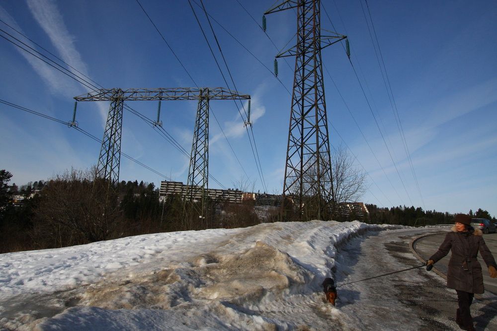 Økningen i strømforbruket og den ventede befolkningsøkningen i Oslo gjør det nødvendig å oppgradere spenningen i kraftnettet i Oslo fra 300 til 420 kV. En slik spenningsoppgradering øker ledningenes overføringskapasitet med hele 60 prosent, ifølge Statnett.