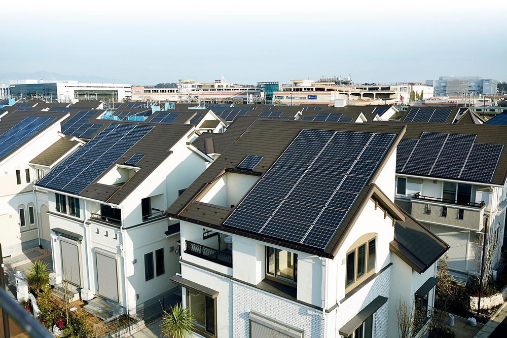 Eget kraftverk: Hvert av husene kan generere opptil 4,8 kW gjennom solpanelene på taket. Detgir mellom 13 og 14 kWh daglig. I tillegg kommer produksjon av strøm og varme fra husets naturgassdrevne brenselcelle.