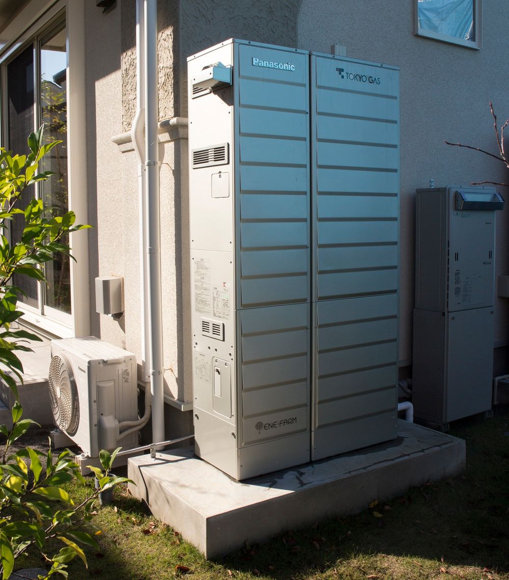 Strøm av naturgass: Hvert av husene i Fujisawa har en brenselcelle som kan produsere strøm og varme. En varmepumpe sørger for kjøling og oppvarmi­ng i tillegg.