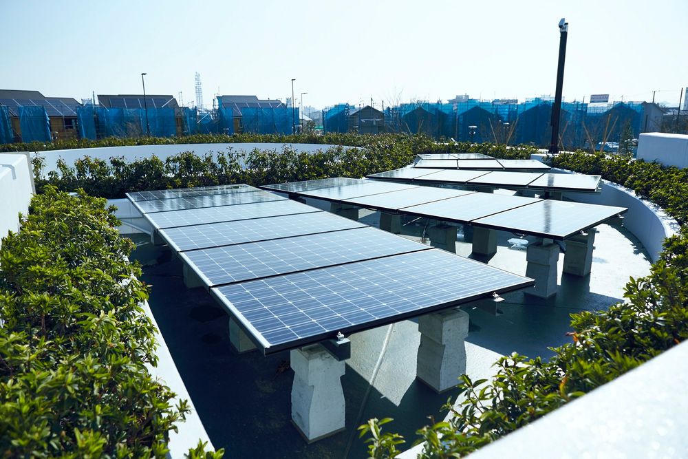 Det er ikke bare de private husene som har solcellepaneler. Byen er godt utstyrt med solfangere på andre bygninger og i offentlige arealer. 