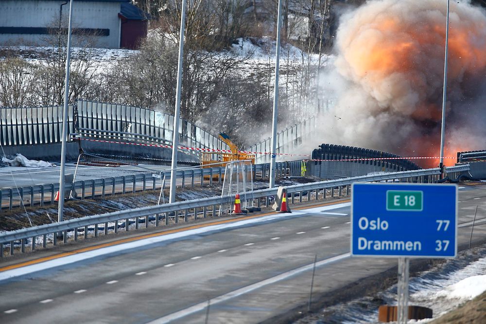 En tilsynelatende vellykket sprengning av Skjeggestad bru på E18 ved Holmestrand lørdag ettermiddag. Nå planlegger Vegvesenet hvordan de skal gjenoppbygge brua. 