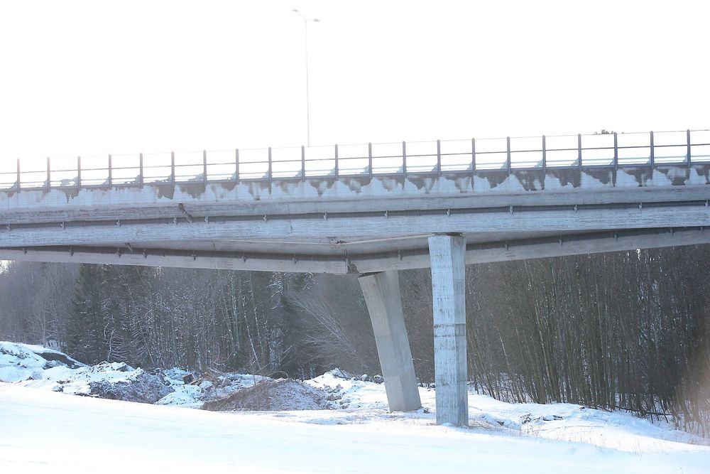  Skadet: Den ene pilaren under Skjeggestad-brua står skjevt etter at grunnen under skled ut tirsdag. 