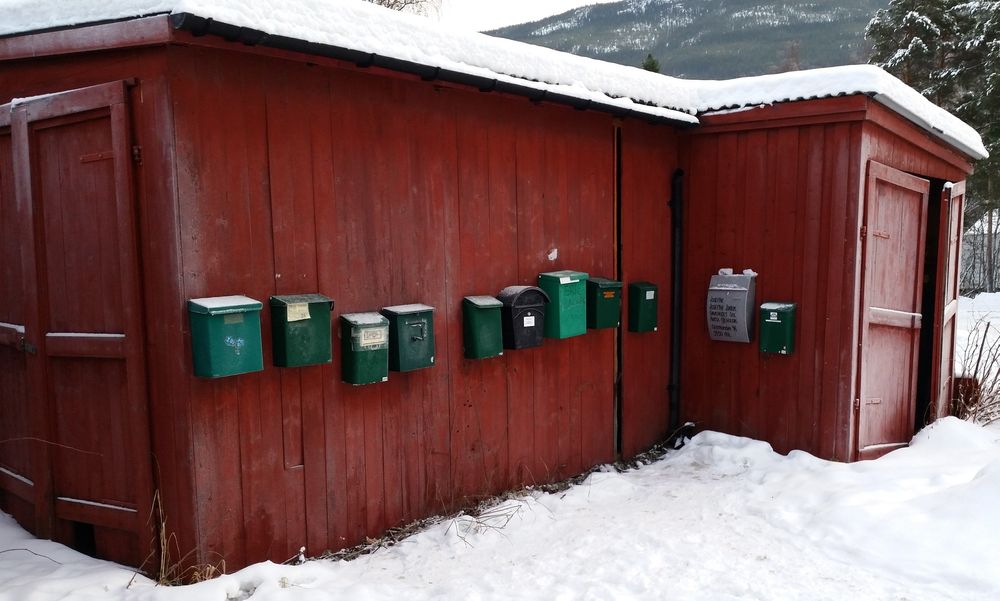 Færre vanlige brev ut til postkassene drar ned inntektene til Posten Norge, mens det tar tid før den digitale post-tjenesten Digipost gir penger i kassa.