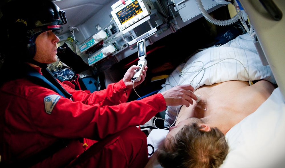 Ultralyd: Luftambulansen har forsket på bruk av Vscan til akuttmedisin. Her bruker dr. Nils Petter Oveland Vscan ultralyd for å undersøke pasientens hjerte.   Foto: Svein G. Lunde/Stavanger Univerisitetsykehus