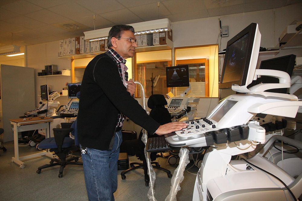 Veteran: Mustaq Hussain har vært med på utviklingen av ultralydapparater i Horten siden 1983. Her sjekker han programvare ved å kjøre en scan av sitt eget hjerte.