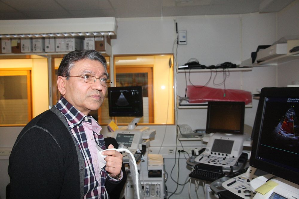 Veteran: Mustaq Hussain har vært med på utviklingen av ultralydapparater i Horten siden 1983. Her sjekker han programvare ved å kjøre en scan av sitt eget hjerte.