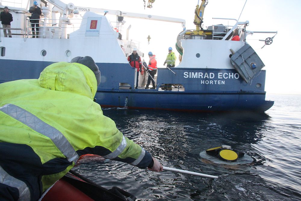 Magnus Grøtterud fra Nortek strekker seg etter issensorene med en probe i senter og tre i 25 graders vinkel rundt.
