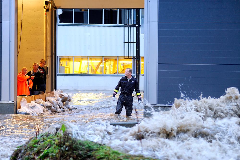 Industrivernet på Ekornes hadde noen hektiske timer for å redde fabrikken mot oversvømmelsen i fjor. Foto: Robert Kvam