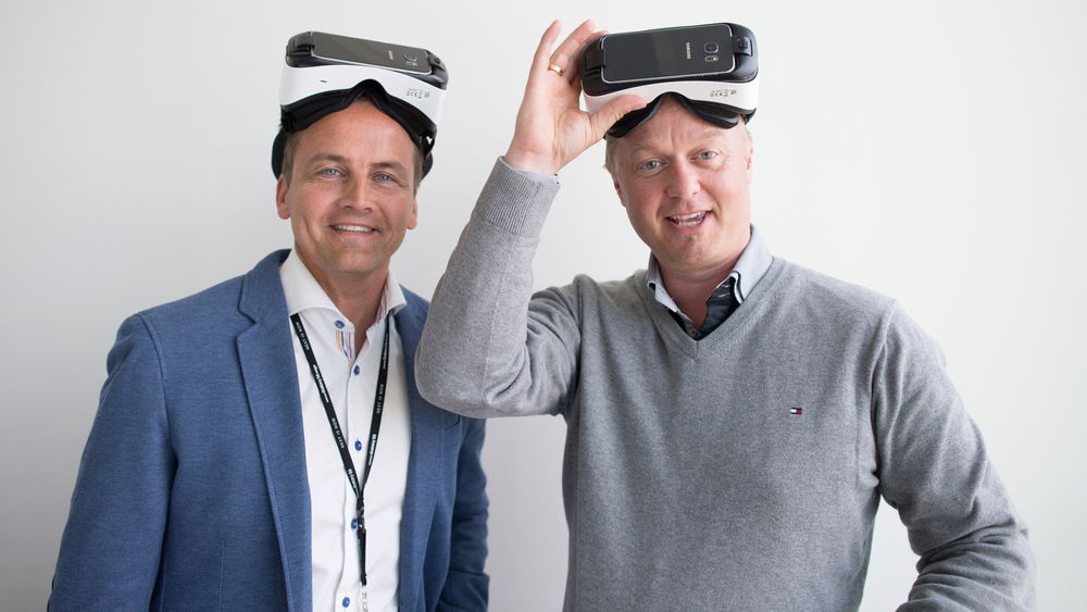 Produktspesialist i Samsung Øyvind Åsen og sjefen for Making View, Are Vindfallet, tror VR briller kommer til å få stor utbredelse og mange bruksområder. Foto: Eirik Urke.