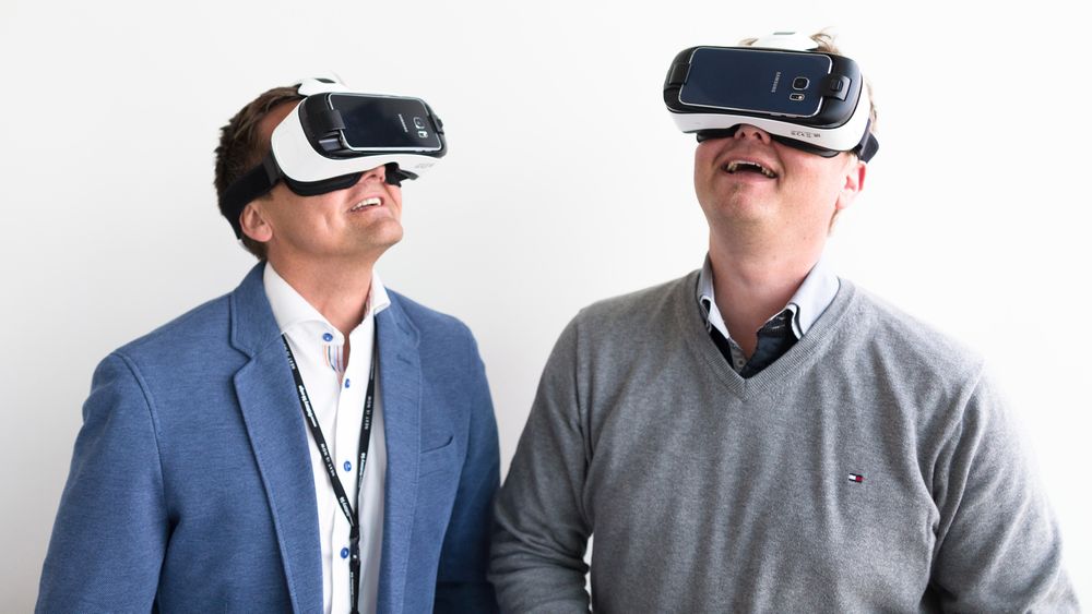  Produktspesialist i Samsung Øyvind Åsen og sjefen for Making View, Are Vindfallet, tror VR-briller kommer til å få stor utbredelse og mange bruksområder. Foto: Eirik Urke.