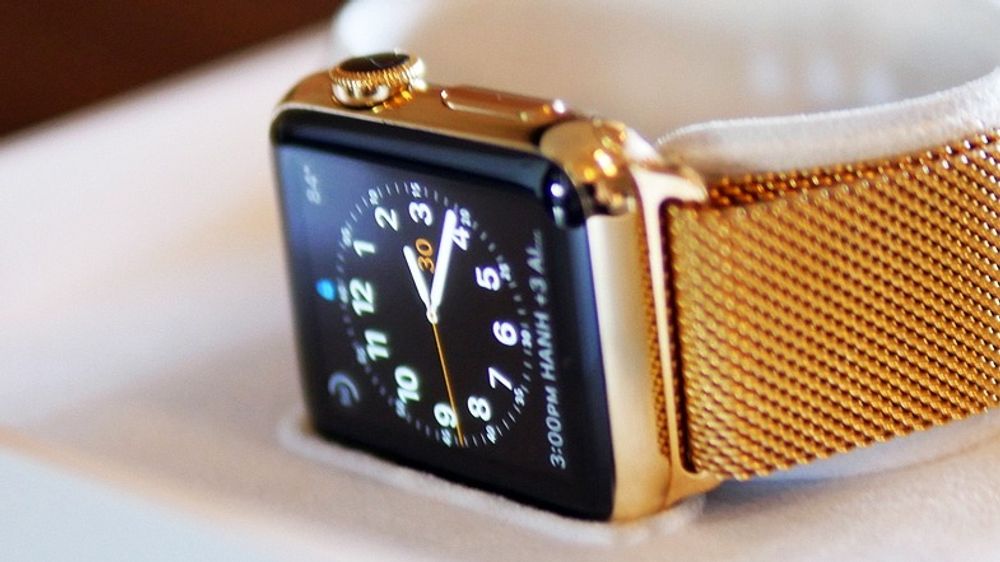 Slik ser en gullbelagt, vanlig, Apple watch ut etter behandlingen.