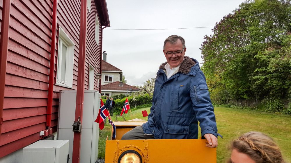 Lokfører: Siv. ing. Erling Johan Wiig har eget lokomotiv i hagen med en passasjervogn.  
