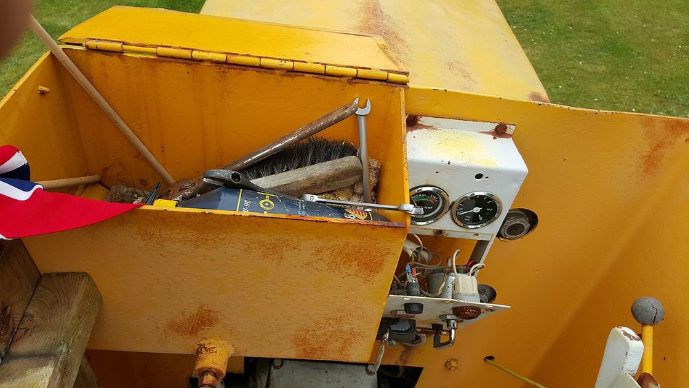 Bråstopp på Bråstopp: På Bråstopp stasjon ville ikke lokomotivet ved navn Loke starte igjen. Gamle lok får litt nykker. Men lokfører Wiig visste råd. Litt feilsøking med multimeter på det elektriske anlegget fikk den gamle Deutz-dieselen til å starte igjen. 