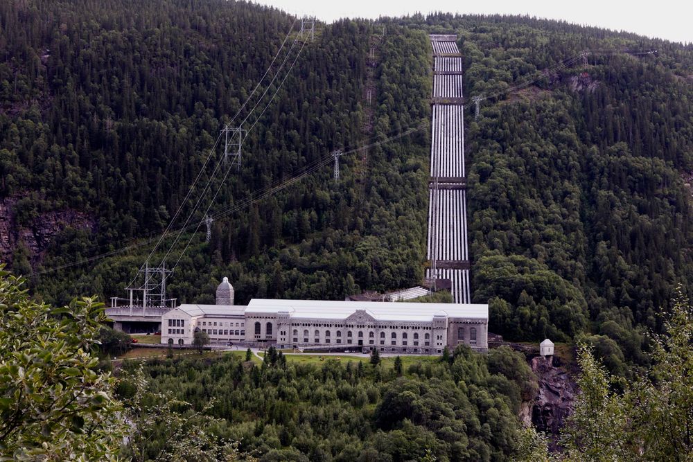 Vemork kraftstasjon ved Rjukan i Telemark ble bygd av Norsk Hydro, og sto ferdig i 1911. Den er kanskje aller mest kjent for å bli sabotert av Kompani Linge under den andre verdenskrig, fordi tyskerne produserte tungtvann som de trodde var nødvendig i utviklingen av atombomben. 