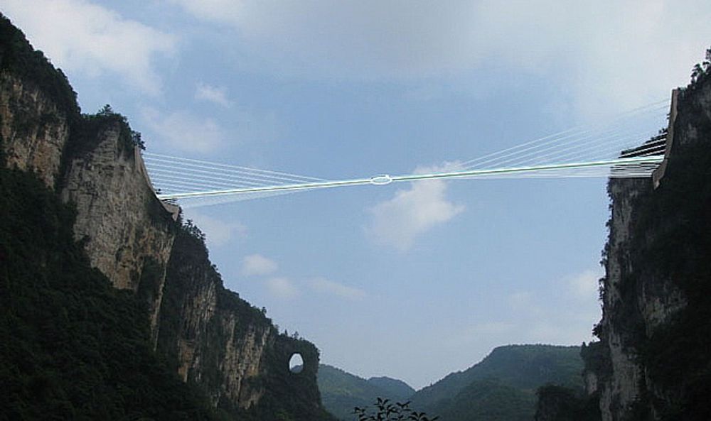 Det vil være mulig å hoppe i strikk ned fra den 300 meter høye glassbrua i nasjonalparken Zhangjiajie i Kina.