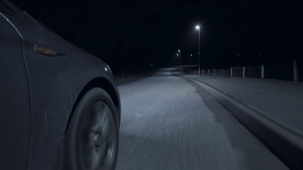  Over 200 ledlamper skal erstatte gamle armaturer langs tre strekninger på fylkesvei 313 og 325 i Vestfold. Statens vegvesen er halvveis ferdig med monteringen. 