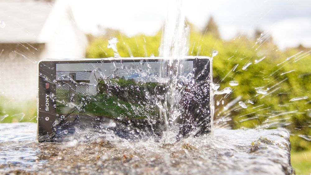 Sony Xperia Z3+ tåler å ta seg en dusj. Ingen grunn til å pakke vekk mobilen når det begynner å regne, med andre ord. 